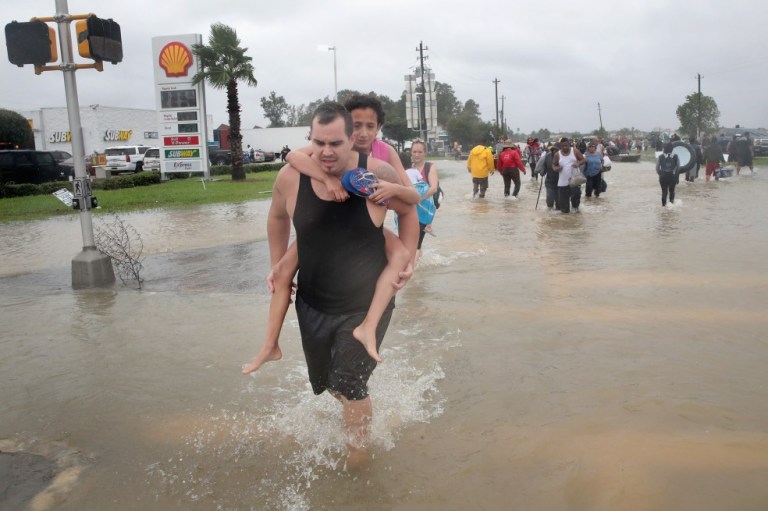 Harvey dejó a los indocumentados con el agua al cuello…