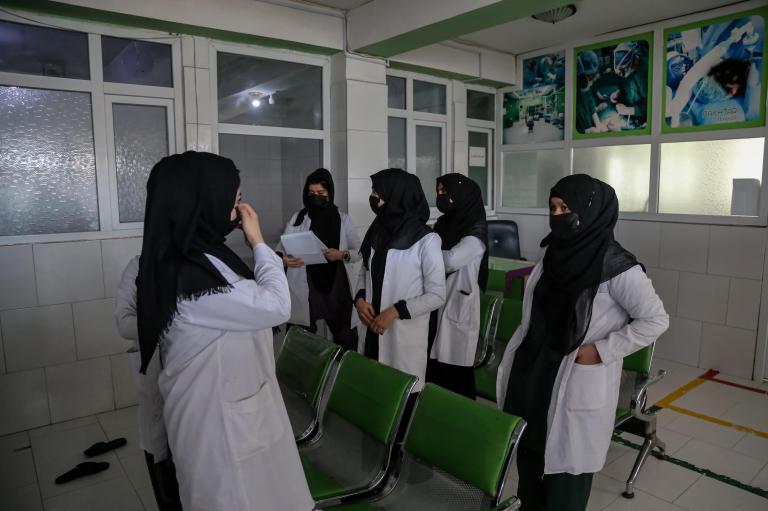 Talibanes habrían prohibido a las mujeres formarse como parteras y enfermeras