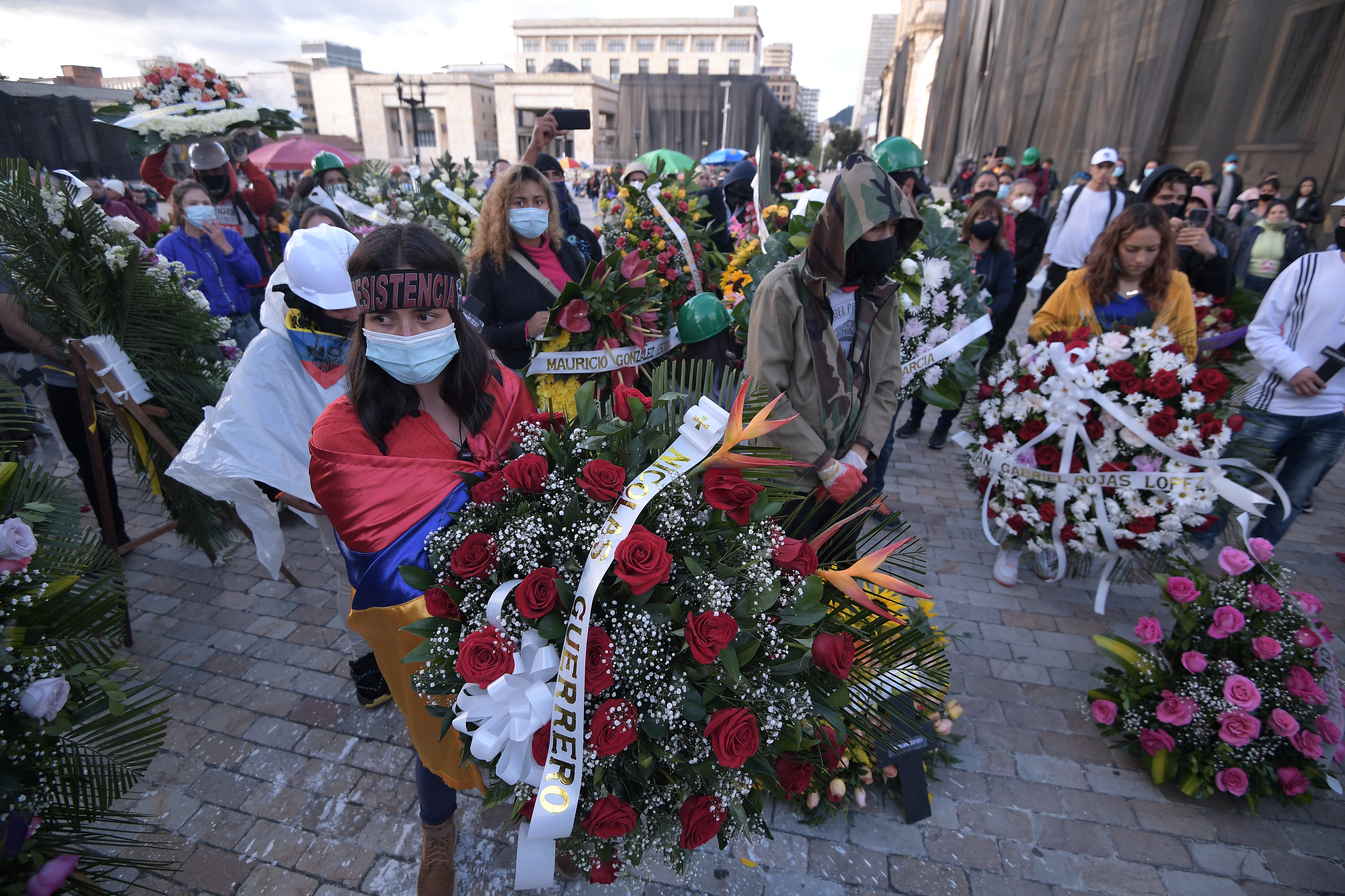 Varios manifestantes se dieron cita frente al Capitolio del Congreso de la República, para rendir homenaje a las víctimas que han dejado las protestas del Paro Nacional y respaldar la moción de censura que se realiza contra el ministro de defensa Diego Molano.