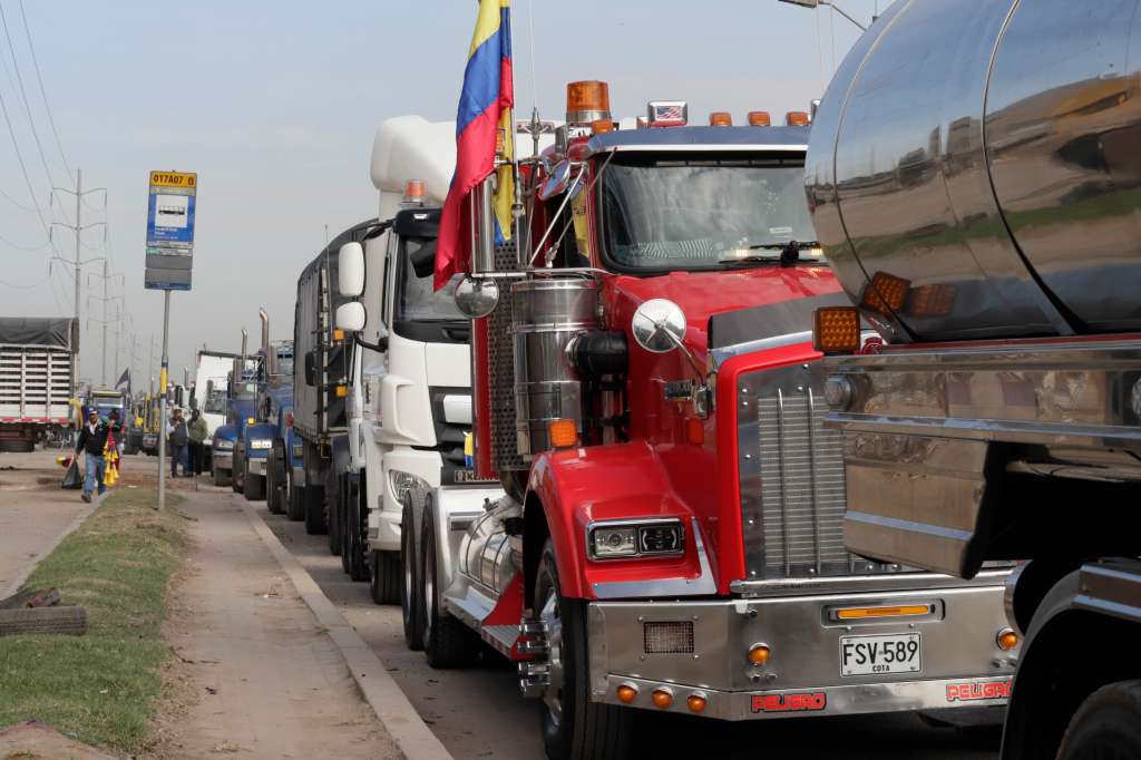 AME4429. BOGOTÁ (COLOMBIA), 30/08/2024.- Camioneros participan en una manifestación este viernes en Bogotá (Colombia). El presidente de la Federación de Empresarios del Transporte de Carga (Fedetranscarga), Henry Cárdenas, pidió al Gobierno que los escuche "desde lo que pasa en las carreteras, no desde el Ministerio de Hacienda y el Palacio de Justicia, que es muy diferente a lo que es la realidad". EFE/ Carlos Ortega