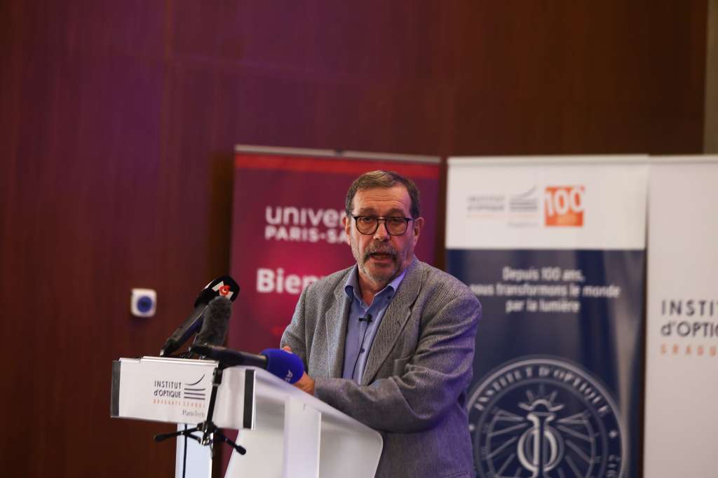 Palaiseau (France), 04/10/2022.- French physicist Alain Aspect addresses a press conference after the announcement that he has jointly won the 2022 Nobel Prize in Physics, at the French National Center for Scientific Research(CNRS) in Palaiseau, South of Paris, France 04 October 2022. Aspect along with John Francis Clauser, and Anton Zeilinger, were awarded by the Royal Swedish Academy of Sciences for 'pioneering quantum information science'. (Francia) EFE/EPA/Mohammed Badra