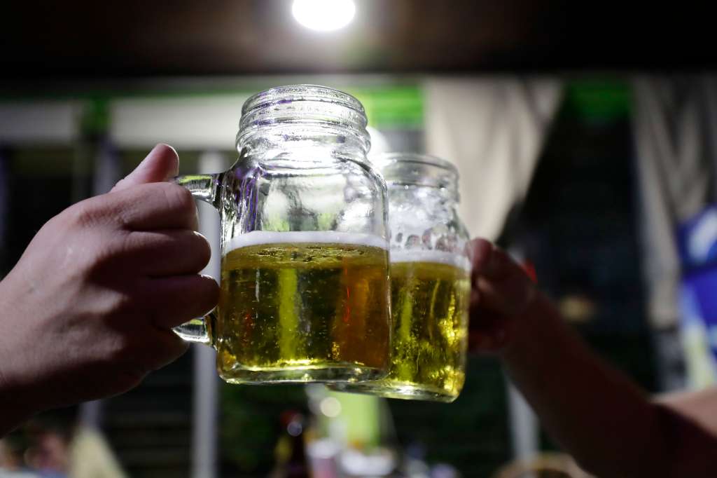 AME6083. SAN SALVADOR (EL SALVADOR), 02/09/2023.- Dos hombres beben cerveza en una cervecería, el 1 de septiembre de2023, en San Salvador (El Salvador). El consumo de alcohol y de tabaco entre los salvadoreños se inicia principalmente en la adolescencia, según datos de una encuesta estatal a la que EFE tuvo acceso y que señala que entre el 60 % y 50 % de los consumidores comenzó entre los 15 y 19 años. EFE/Rodrigo Sura