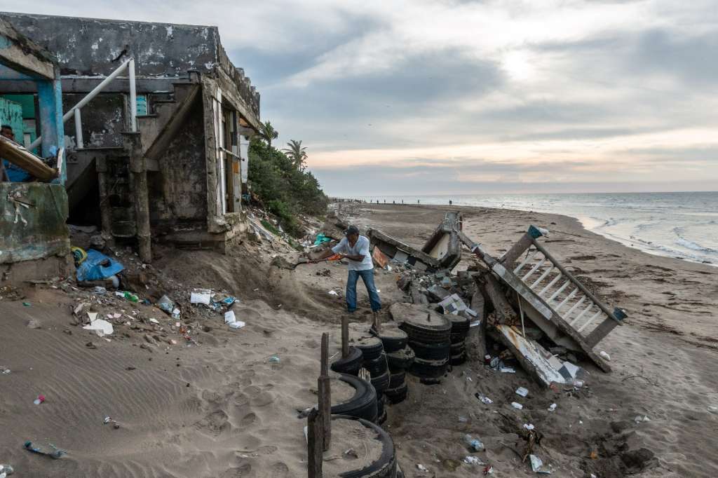 Todas las tardes, este señor -quien vive en la comunidad de Sanchez Magallanes (Tabasco, México)- echa arena en los cimientos de su casa. Hace cinco años, el mar y la erosión destruyeron gran parte de su vivienda
