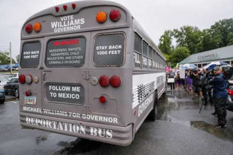 El ‘autobús de deportación’, la polémica campaña por la gobernación de Georgia