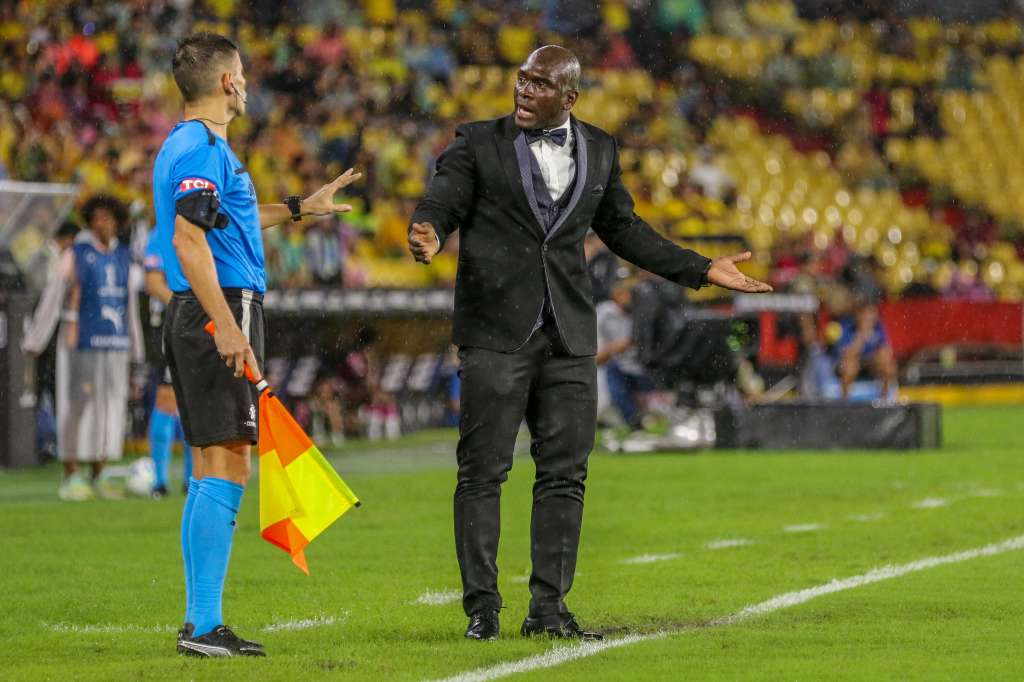 AME4595. GUAYAQUIL (ECUADOR), 01/04/2025.- El entrenador Segundo Castillo (d) de Barcelona reacciona este martes, en un partido de la fase de grupos de la Copa Libertadores entre Barcelona e Independiente del Valle, en el estadio Monumental, en Guayaquil (Ecuador). EFE/ Jonathan Miranda