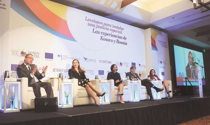 Alejandro Aponte, director de justicia transicional de la U. de la Sabana; Fidelma Donlon, secretaria ejecutiva de las Salas Especiales del Tribunal de Kosovo; Gloria Castrillón, directora editorial Colombia 2020; Kai Ambos, magistrado de Tribunal Especial de Kosovo y Camila Moreno, directora en Colombia del ICTJ. / Cristian Garavito