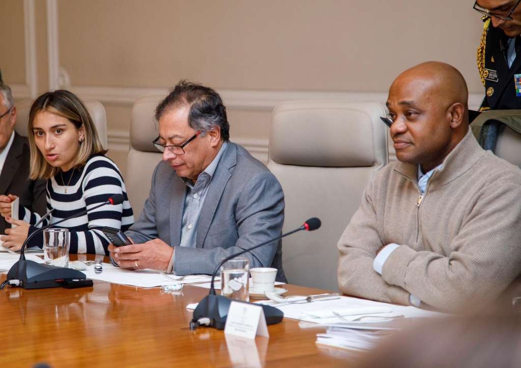 Presidente Gustavo Petro se reúne con canciller saliente Luis Gilberto Murillo y Laura Sarabia, quien asumirá la cartera.
