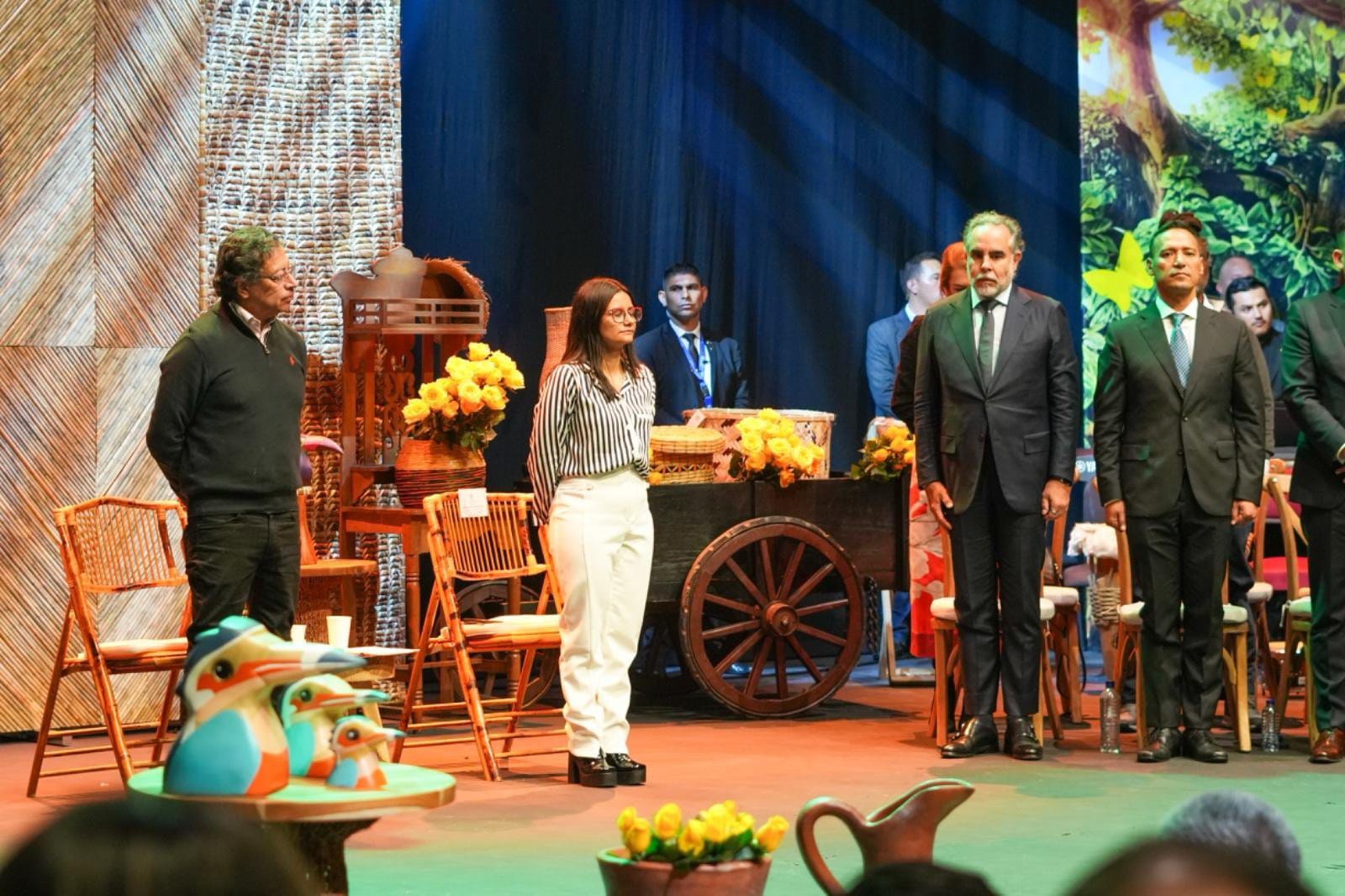 Benedetti y el presidente Petro en el evento de posesión de los nuevos ministros. @AABenedetti