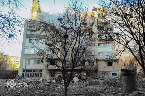 Ataques rusos dejan 25 muertos en Ucrania mientras Zelenski intenta reactivar el diálogo