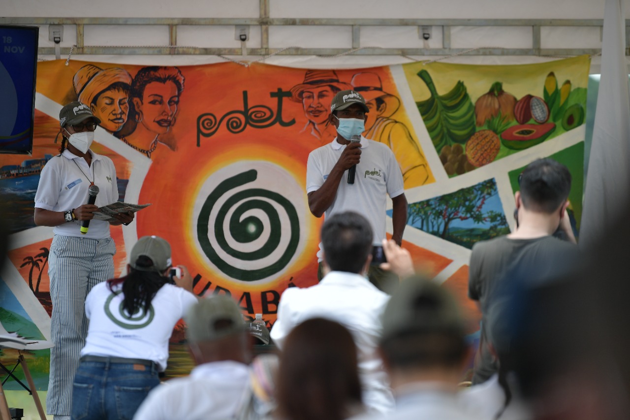 Bogotá no fue el único epicentro de las conmemoraciones por el primer lustro del Acuerdo de Paz. A lo largo de las 16 subregiones PDET se organizaron, el 18 de noviembre de 2021, encuentros entre comunidades y autoridades competentes en la ejecución de proyectos ligados a la paz, con el fin de dar balances y perspectivas sobre lo que va andando y lo que falta en los territorios. / José Vargas