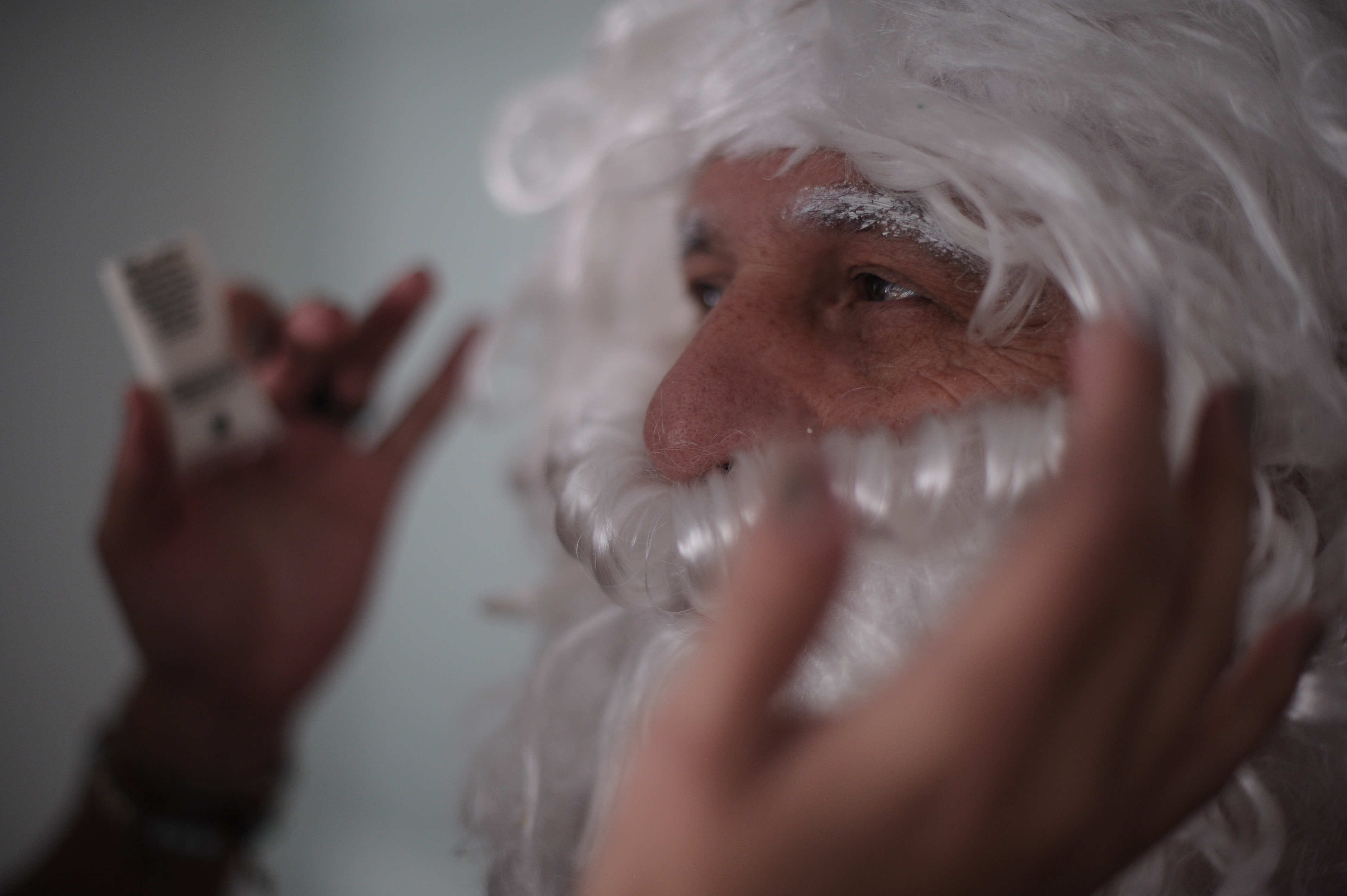 El doctor José Ignacio Zapata, ortopedista y traumatólogo del Instituto Roosevelt, quién se disfraza de Papá Noel para entregar regalos a los niños enfermos.