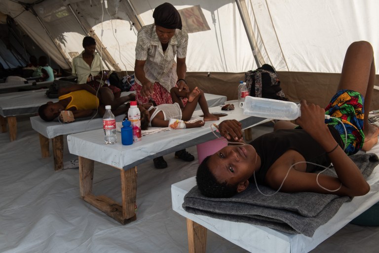 ACOMPAÑA CRÓNICA: HAITÍ CÓLERA - AME4523. PUERTO PRÍNCIPE (HAITÍ), 14/10/2022.- Pacientes esperan ser atendidos en el Centro de Tratamiento del Cólera (CTC) de Médicos Sin Fronteras (MSF) en el barrio de Cité-Soleil ayer, en Puerto Príncipe (Haití). Lágrimas, gritos. Grimèl se tira al suelo: esta mañana ha ido a ver a su hermano a un centro para el cólera de Médicos Sin Fronteras (MSF) en Puerto Príncipe, pero ha llegado tarde, él murió de noche. En Haití hay unos 260 casos sospechosos de la enfermedad, una treintena de confirmados y al menos dieciocho fallecidos, y los sanitarios temen que lo peor esté aún por llegar. EFE/ Johnson Sabin