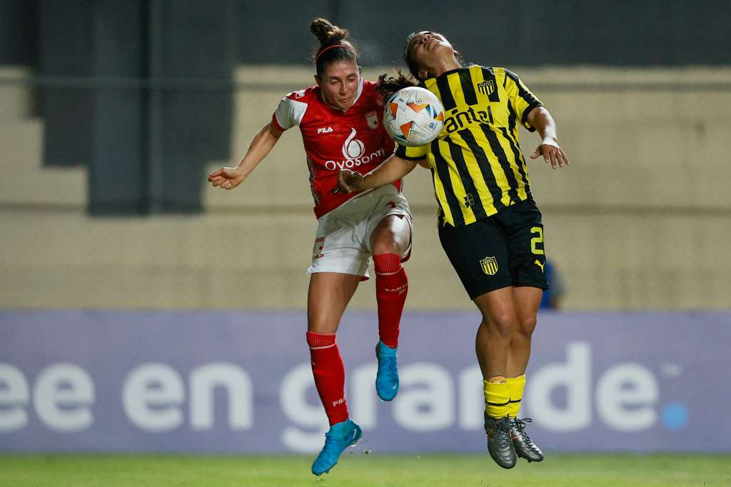 AMDEP8348. ASUNCIÓN (PARAGUAY), 04/10/2024.- Sasha Larrea (d) de Peñarol disputa el balón con Natalia Gaitán de Santa Fe este viernes , en un partido de la Copa Libertadores Femenina entre Peñarol y Santa Fe en el estadio Arsenio Erico en Asunción (Paraguay). EFE/ Juan Pablo Pino