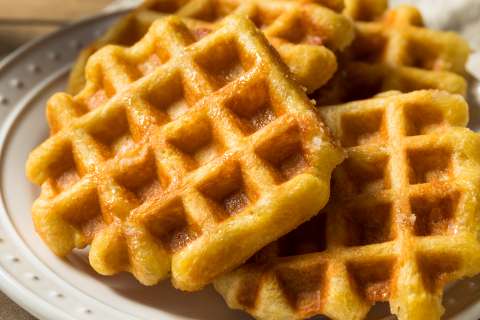 Waffles de yuca con queso costeño para el desayuno
