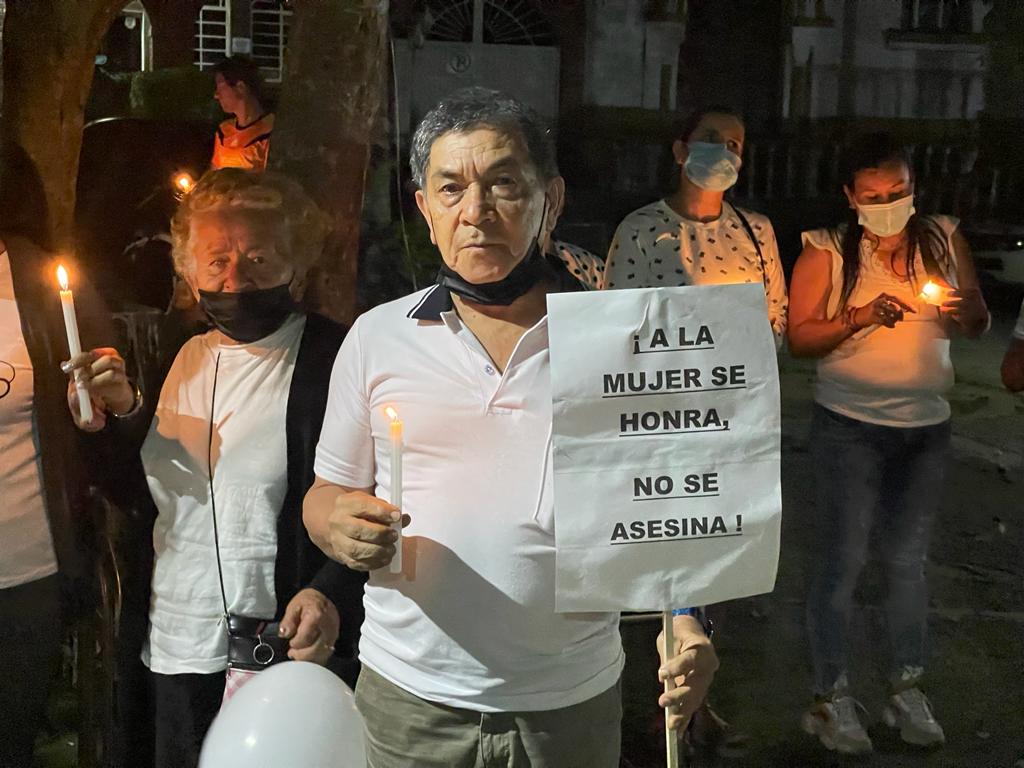 La comunidad del municipio de Vergara se congrego para realizar una velatón por la vida y la integridad de las mujeres.