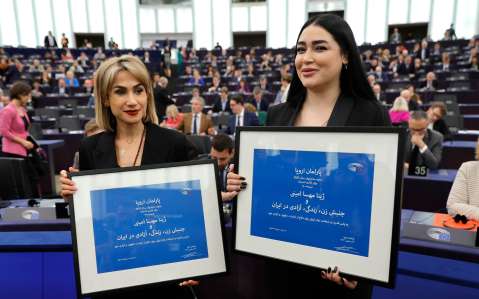 Mujeres iraníes reciben el premio Sájarov a “Mujer, vida y libertad” y Mahsa Amini
