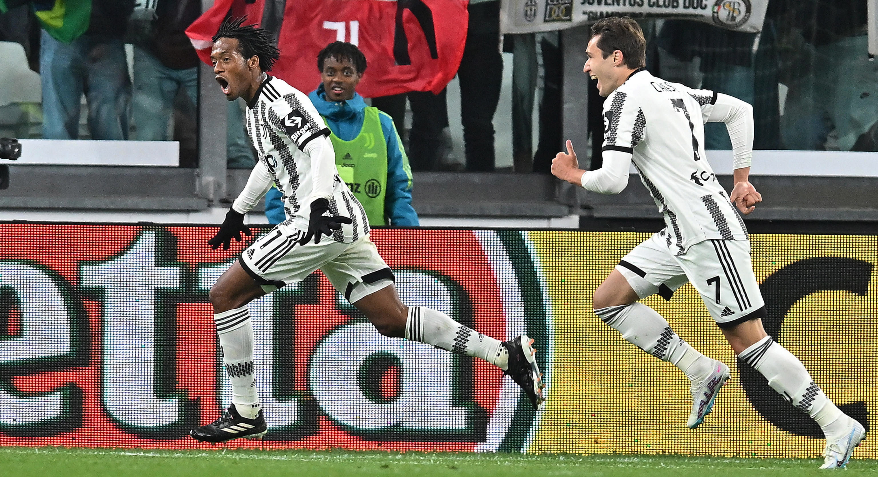 Turin (Italy), 04/04/2023.- Juventus' Juan Cuadrado celebrates after scoring the 1-0 goal during the semi-final first leg soccer match of Coppa Italia between Juventus FC and Inter FC, in Turin, Italy, 04 April 2023. (Italia) EFE/EPA/ALESSANDRO DI MARCO