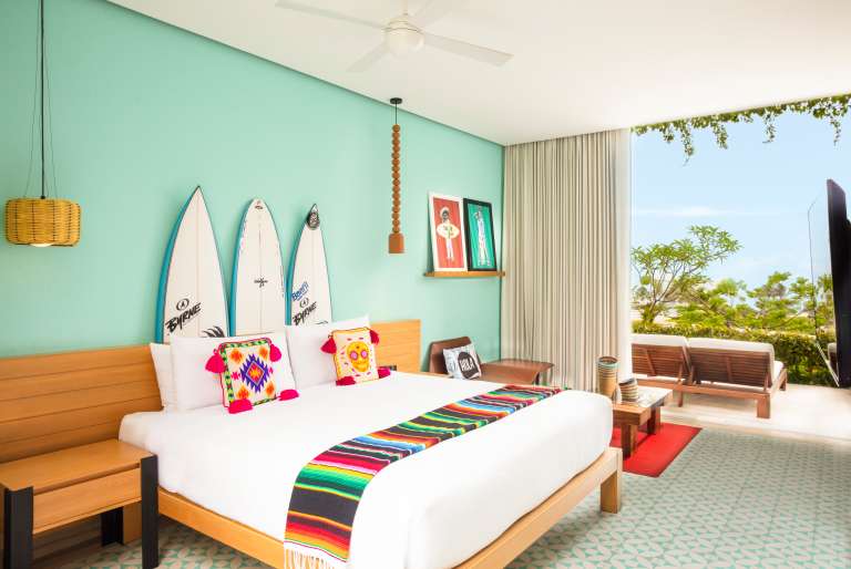 Llenas de la energía de la bohemia cultura del surf, cada una incluye detalles indudablemente mexicanos, entre ellos alegres almohadas, pantallas tejidas, tablas de surf y murales ingeniosos que reflejan la cultura local en cada rincón.