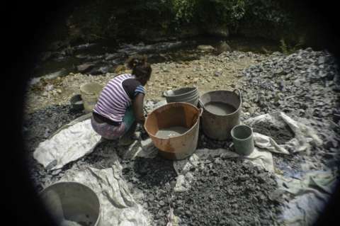 Magnates del oro versus pequeños mineros