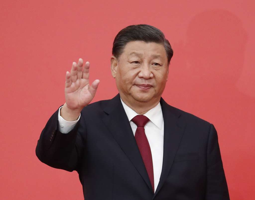Beijing (China), 23/10/2022.- Chinese President Xi Jinping waves at a press conference introducing the new members of the Standing Committee of the Political Bureau of the 20th Chinese Communist Party (CPC) Central Committee at the Great Hall of People in Beijing, China, 23 October 2022. The members of the Politburo Standing Committee in China represent the collective supreme power of the Chinese Communist Party for the next five years. EFE/EPA/MARK R. CRISTINO