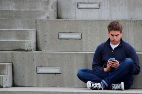Vinculan depresión y ansiedad en adolescentes con pasar más de tres horas en redes sociales