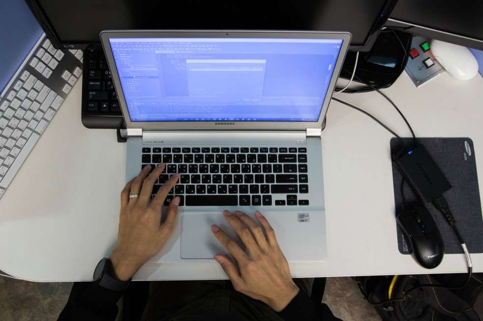 Manos tecleando un computador.