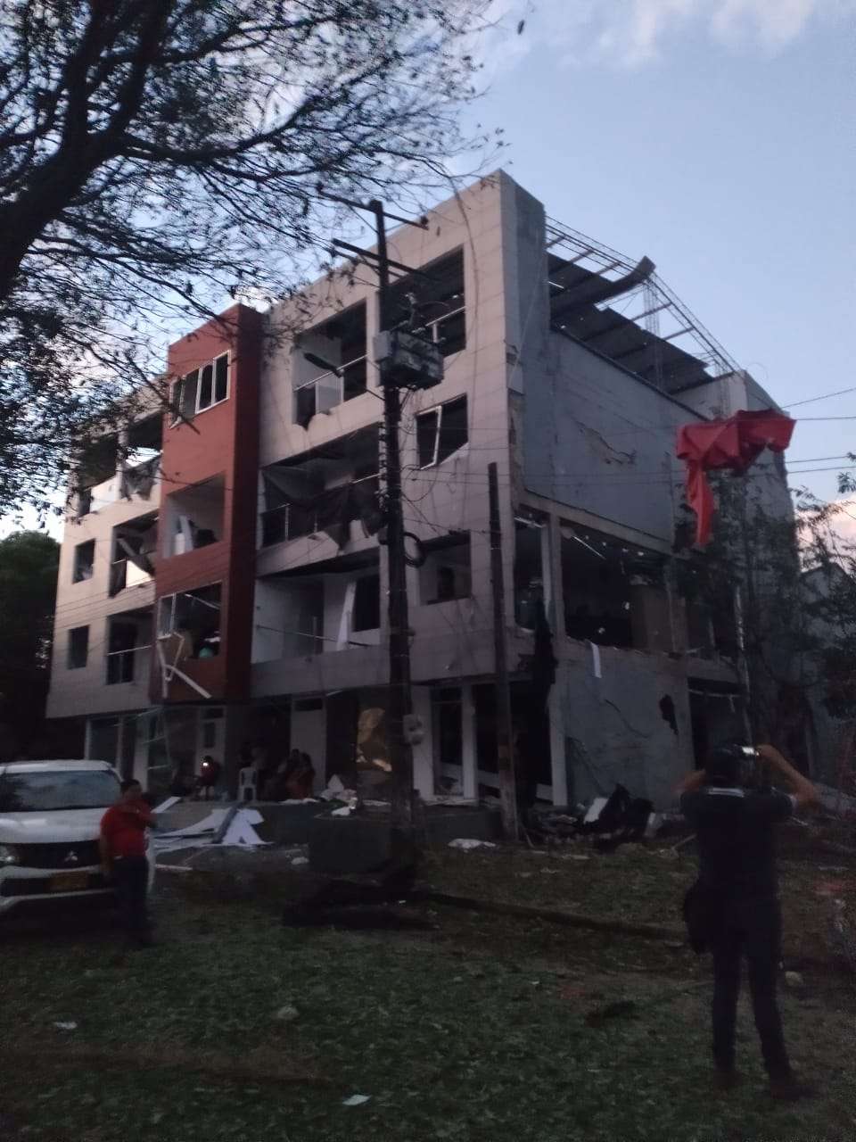 La sede principal de la fundación de derechos humanos Joel Sierra, ubicada en Saravena, sufrió fuertes afectaciones estructurales por la explosión del carrobomba.