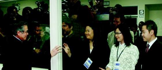 La candidata Keiko Fujimori saluda a su padre, preso por corrupción y delitos de lesa humanidad. / AP
