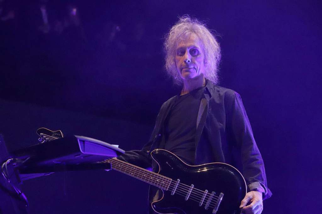 AME710. BOGOTÁ (COLOMBIA), 26/12/2025.- Fotografía del 10 de Diciembre de 2023 del músico de la banda británica The Cure, Perry Bamonte, durante un concierto en el Movistar Arena de Bogotá (Colombia). Bamonte falleció este viernes a los 65 años de edad, según informó la banda británica a través de un comunicado en su sitio web oficial. EFE/ Camila Díaz
