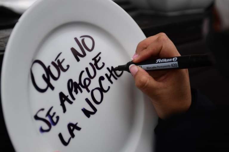 Mediante el acto “Los platos rotos”, empleados y empresarios de este sector económico protestaron por las medidas que en la capital y otras ciudades se han tomado para enfrentar la tercera ola de contagios que vive el país.