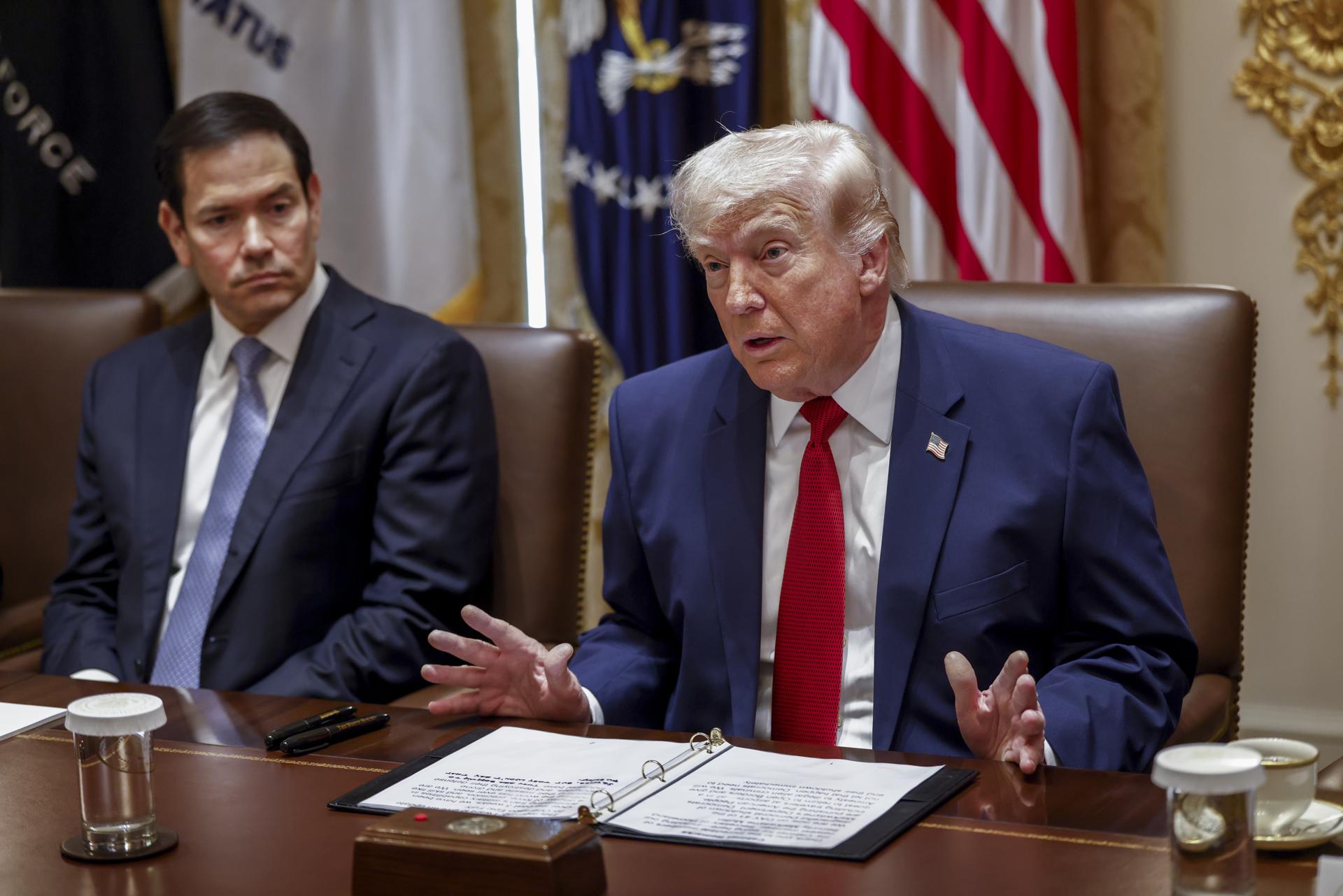 WASHINGTON (United States), 26/03/2026.- US Secretary of State Marco Rubio (L) looks on as US President Donald J. Trump delivers remarks during a Cabinet meeting in the Cabinet Room of the White House in Washington, DC, USA, 26 March 2026. EFE/EPA/WILL OLIVER / POOL
