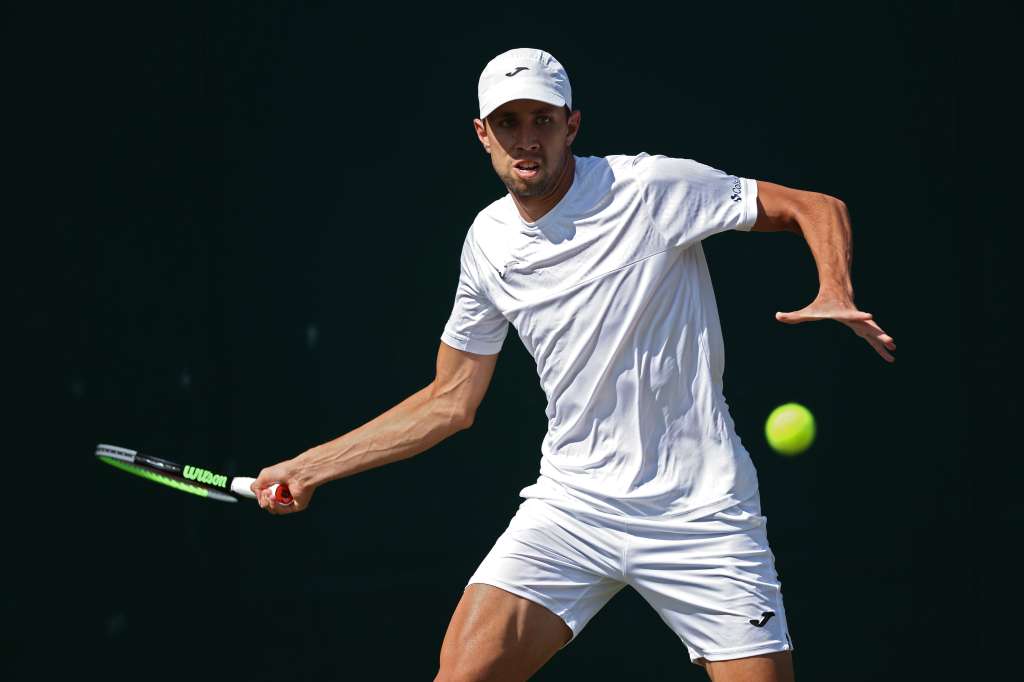 Wimbledon (United Kingdom), 07/07/2023.- Daniel Elahi Galan of Colombia in action during his Men's Singles 3rd round match against Mikael Ymer of Sweden at the Wimbledon Championships, Wimbledon, Britain, 07 July 2023. (Tenis, Suecia, Reino Unido) EFE/EPA/ADAM VAUGHAN EDITORIAL USE ONLY