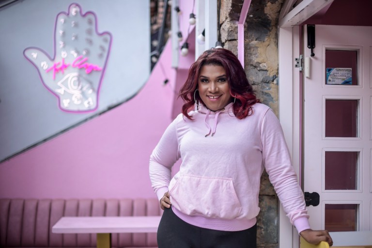 Alexa Aitiev, mujer trans que empezó como mesera en la repostería y actualmente es la gerente del local.