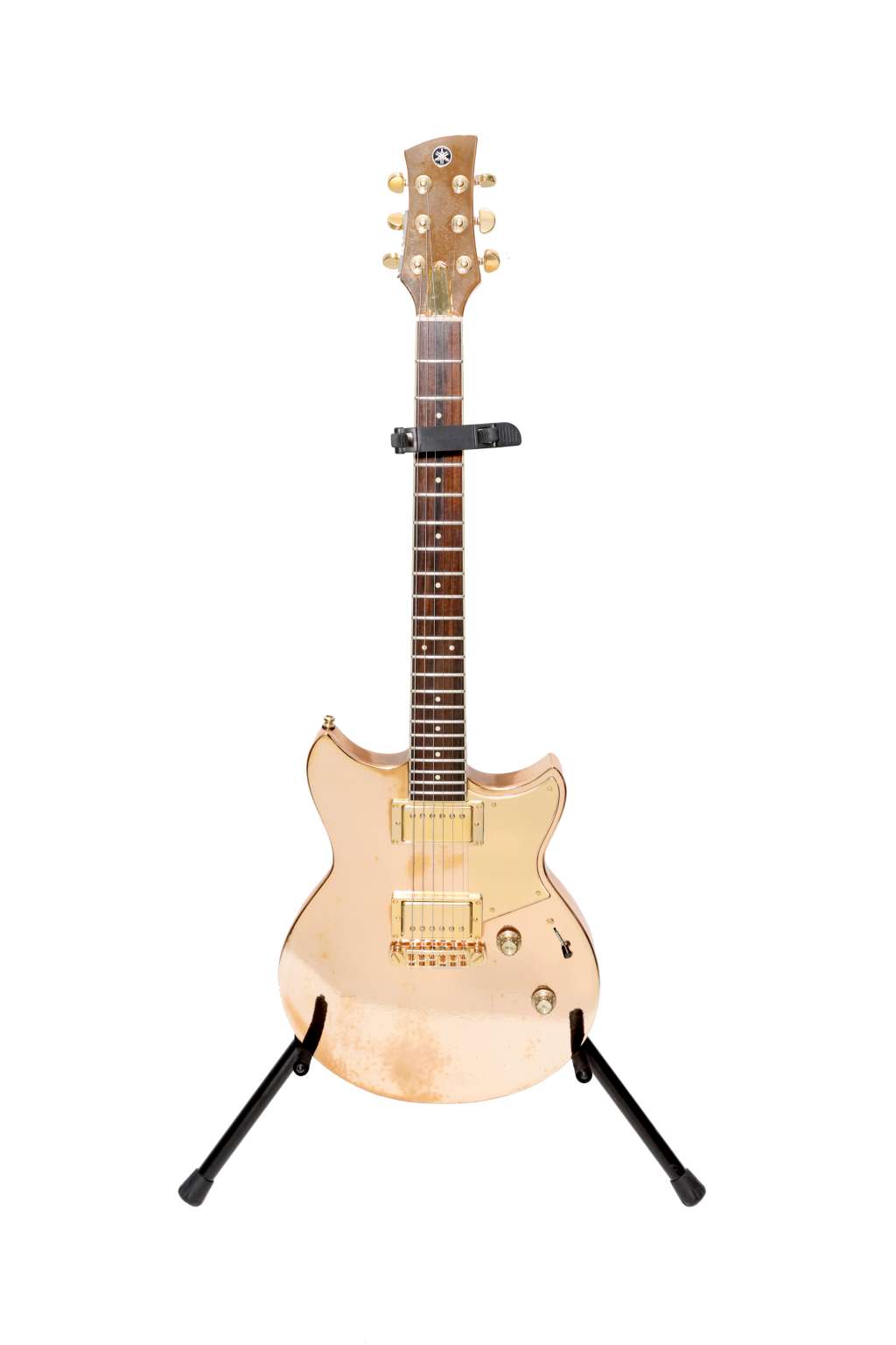 USA3361. LOS ÁNGELES (CA, EEUU), 26/01/2023.- Fotografía cedida hoy por la Academia de la Grabación donde se muestra la guitarra eléctrica Yamaha Revstar dorada usada por Shakira en la gira El Dorado y que será expuesta en la exposición "Shakira: The Grammy Museum Experience". El Museo de los Grammy, ubicado en Los Ángeles (EE.UU.), inaugurará el 4 de marzo una muestra interactiva sobre la trayectoria musical de Shakira en la que se incluirán objetos de su archivo personal, tres películas y un espacio inmersivo inspirado en su gira "El Dorado". EFE/Recording Academy /SOLO USO EDITORIAL /SOLO DISPONIBLE PARA ILUSTRAR LA NOTICIA QUE ACOMPAÑA (CRÉDITO OBLIGATORIO)