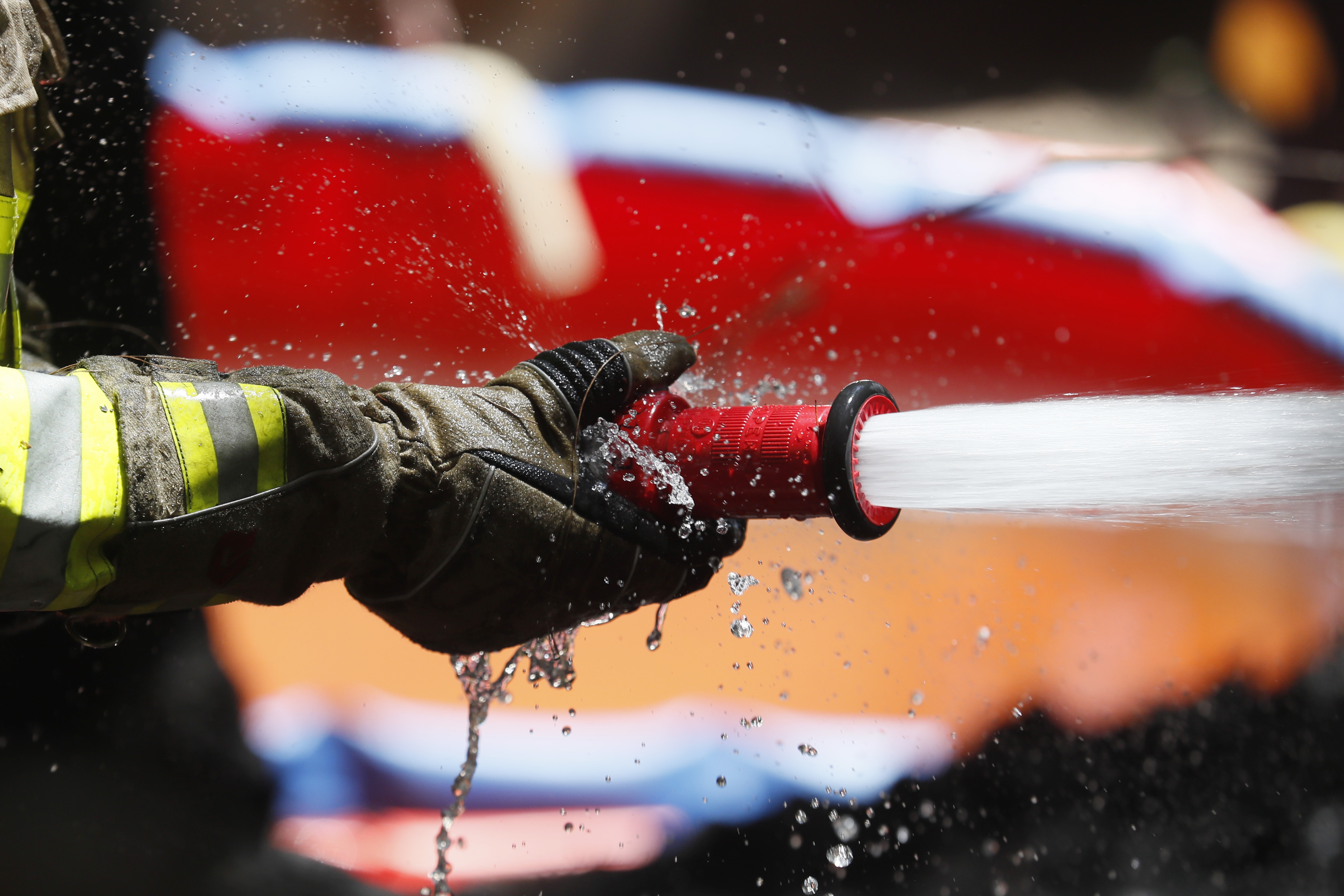 -FOTODELDÍA- AME2576. NEMOCÓN (COLOMBIA), 26/01/2024.- Detalle de la mano de un bombero que sostiene una manguera durante el combate de un incendio forestal hoy, en Nemocón, municipio cercano a Bogotá (Colombia). Las autoridades colombianas han contabilizado una treintena de incendios en diferentes partes del país esta semana, algunos de los cuales ya fueron sofocados, al tiempo que se informa de nuevos focos de fuego. La lucha contra el fuego sigue también en Nemocón, municipio del departamento de Cundinamarca, situado a 70 kilómetros al norte de Bogotá, donde al menos 180 hectáreas han sido arrasadas por el fuego en varias zonas rurales donde incluso se han reactivado focos que ya habían sido controlados. EFE/ Carlos Ortega