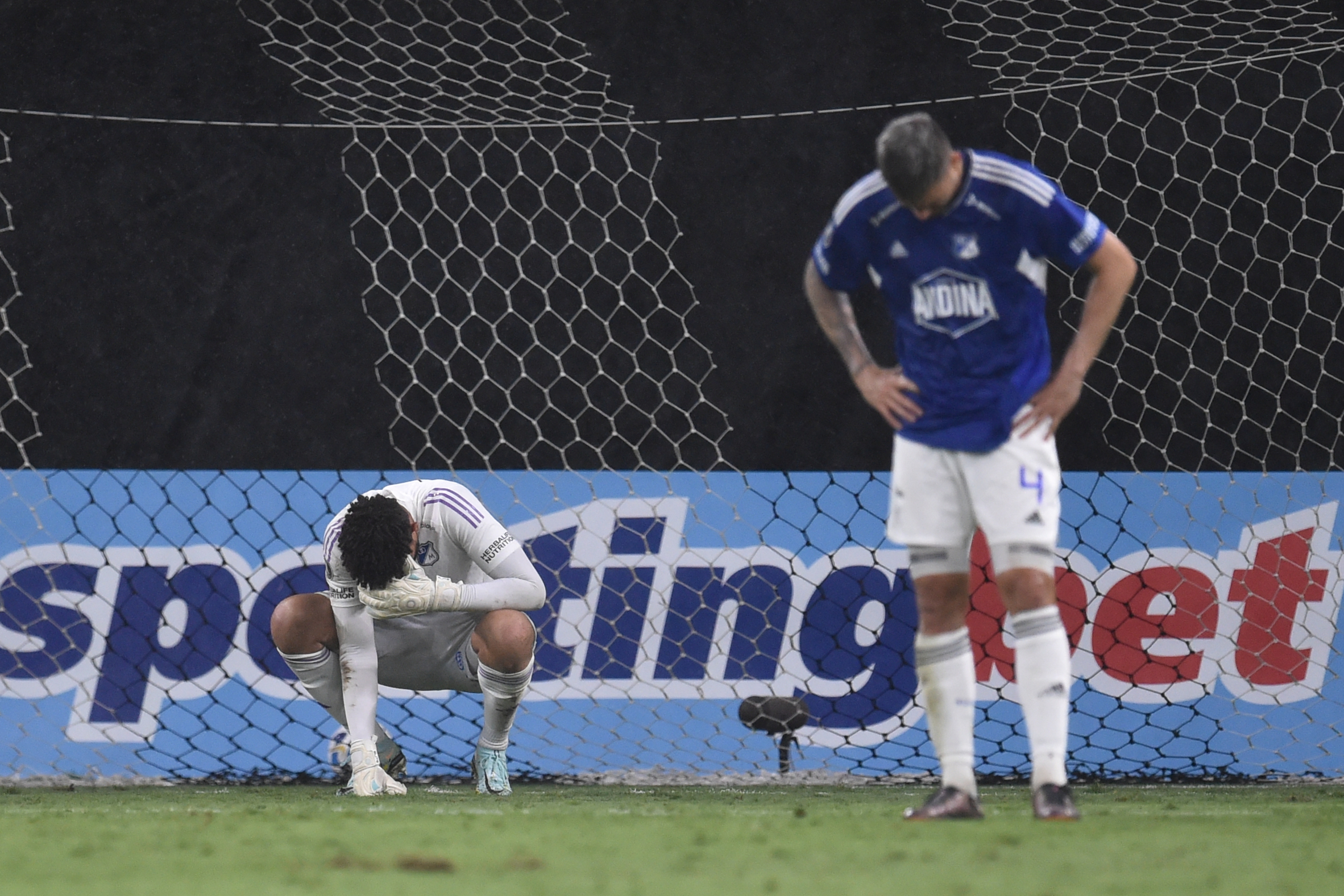 AMDEP069. BELO HORIZONTE (BRASIL), 15/03/2023.- Álvaro Montero (i) y Juan Pablo Vargas de Millonarios reaccionan al perder hoy, un partido de la Copa Libertadores entre Atlético Mineiro y Millonarios en el estadio Mineirao en Belo Horizonte (Brasil). EFE/ Yuri Edmundo