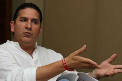 Por irregularidades en contratos, embargan sueldo al gobernador de Bolívar