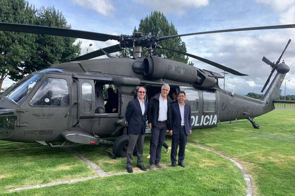 El alcalde sobrevoló, con el gerente del metro y el consorcio que se encargará de su construcción, los puntos por los que pasará el proyecto. / Cortesía Metro de Bogotá