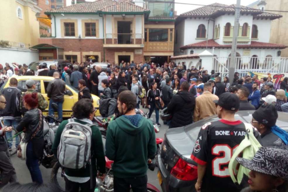 Momento en el cual amigos, allegados y seguidores acompañaron el cuerpo de Samurái, en la sala de velación La Luz, en el centro de Bogotá. / @DanielBejarano_