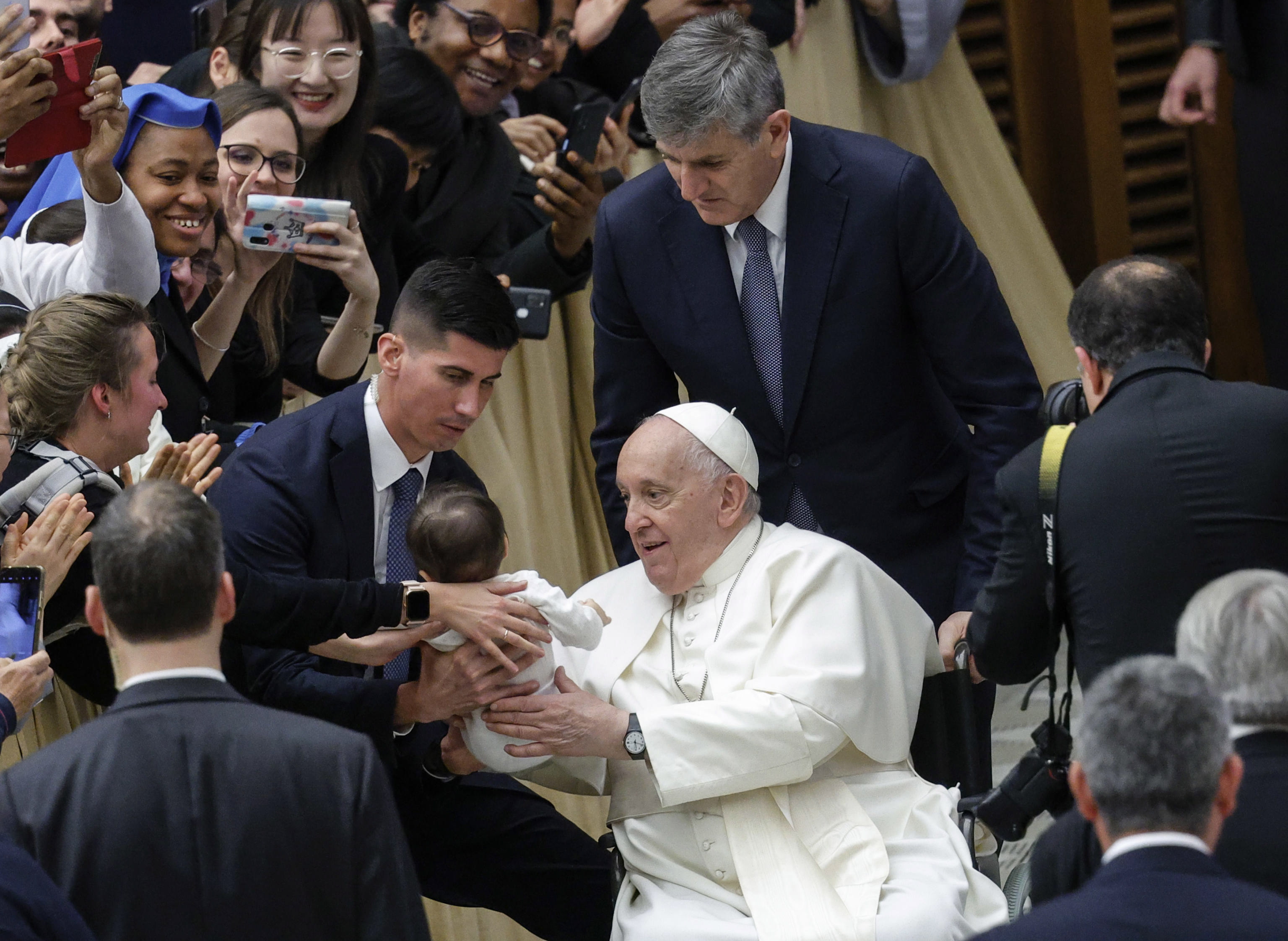 -FOTODELDIA- Vaticano (Estado de la Ciudad del Vaticano), 25/02/2023.- El Papa Francisco ofrece una audiencia para profesores, estudiantes y personal de las Universidades e Instituciones Pontificias Romanas en el aula Paolo VI, Ciudad del Vaticano, 25 de febrero de 2023. EFE/GIUSEPPE LAMI