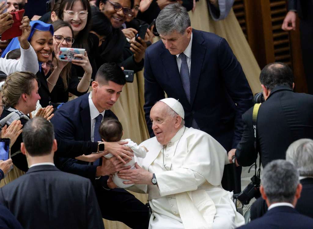-FOTODELDIA- Vaticano (Estado de la Ciudad del Vaticano), 25/02/2023.- El Papa Francisco ofrece una audiencia para profesores, estudiantes y personal de las Universidades e Instituciones Pontificias Romanas en el aula Paolo VI, Ciudad del Vaticano, 25 de febrero de 2023. EFE/GIUSEPPE LAMI