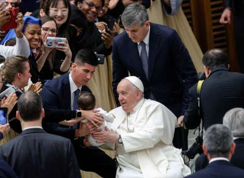 Papa Francisco regaña a una mujer que pidió la bendición para su perro