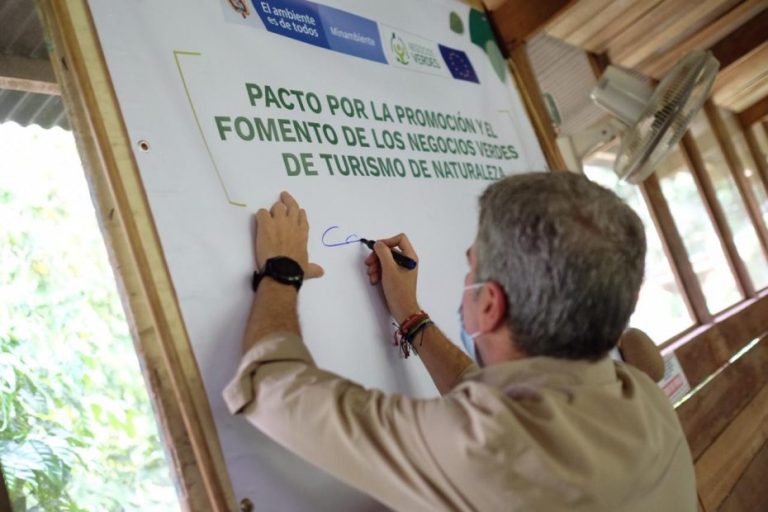 Minambiente lanzó el portafolio de turismo de naturaleza en la Amazonía