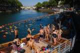 París amplía fechas para nadar en el Sena: un verano que se extiende