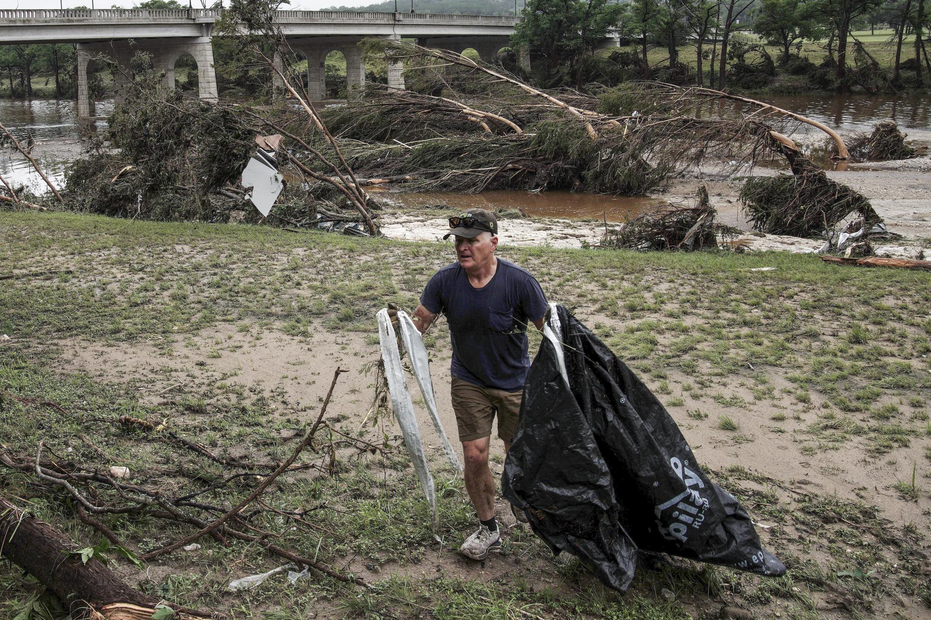KERRVILLE (United States), 05/07/2025.- Brian Niederhaus removes debris from his mother’s riverfront property in Kerrville, Texas, USA 05 July 2025. Twenty seven people are confirmed dead and dozens missing after floodwaters swept through a summer camp and nearby homes early 04 July. Search and Rescue teams continue working around the clock following flash flooding on the Guadalupe River in Kerr County. (Inundaciones) EFE/EPA/DUSTIN SAFRANEK