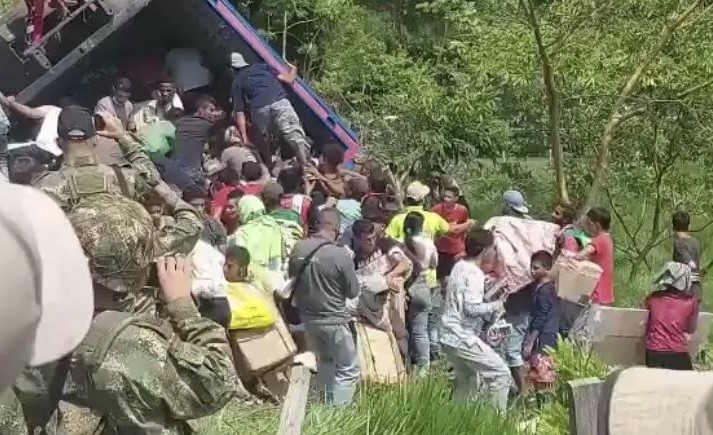 Robo a camión volcado en Valdivia, Antioquia