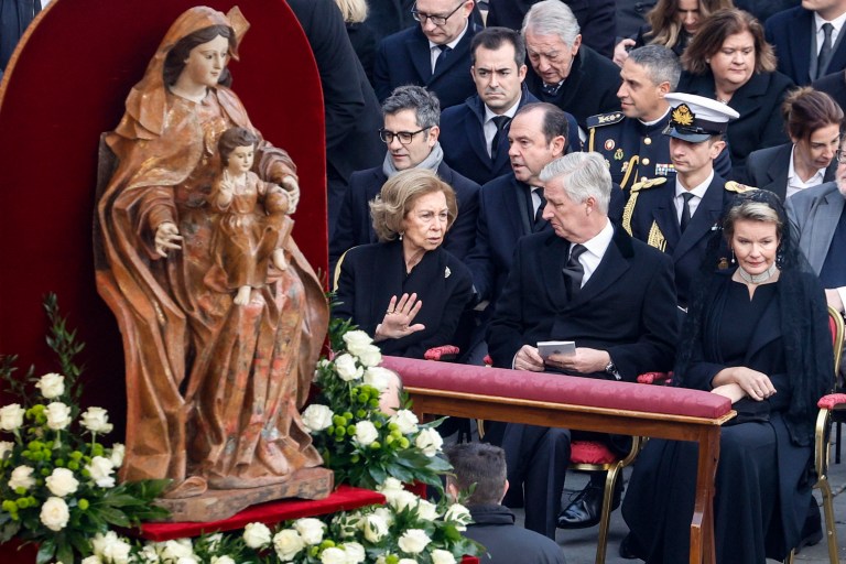La reina emérita española Sofía (izq.) y el Rey Felipe (centro) de Bélgica hablan durante la ceremonia fúnebre en la plaza de San Pedro.
