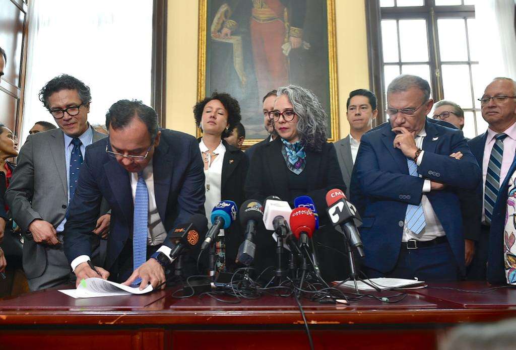 El ministro del Interior, Alfonso Prada, al momento de radicar la Reforma Política en el Congreso este martes.