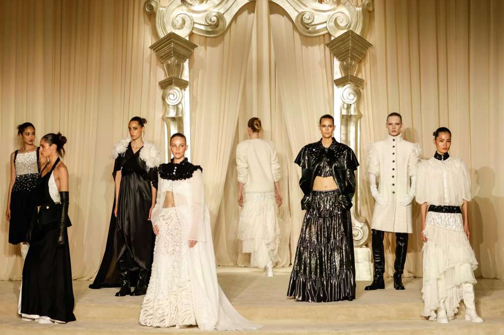 Paris (France), 08/07/2025.- Models present creations from the Haute Couture Autumn/Winter 2025/2026 collection by Chanel during Paris Fashion Week, in Paris, France, 08 July 2025. The presentation of the women's Haute Couture collections runs from 07 to 11 July 2025. (Moda, Francia) EFE/EPA/MOHAMMED BADRA