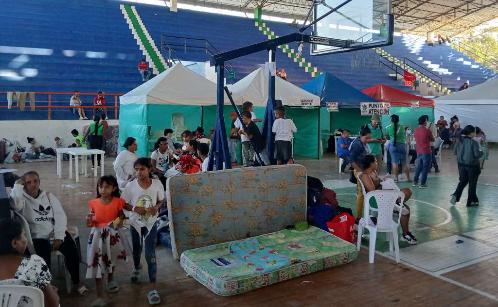 ACOMPAÑA CRÓNICA: COLOMBIA CONFLICTO AME3275. OCAÑA (COLOMBIA), 22/01/2025.- Fotografía de desplazados por la violencia en el Catatumbo en el Coliseo Argelino Durán Quintero este martes, en Ocaña (Colombia). El miedo y la angustia reinan entre los miles de desplazados que a diario llegan al coliseo de Ocaña en busca de protección después de dejar atrás su vida en la región colombiana del Catatumbo donde un enfrentamiento entre la guerrilla del Ejército de Liberación Nacional (ELN) y una disidencia de las FARC, que ya dura una semana, los obligó a huir de su tierra. EFE/ Ana Inés Vega
